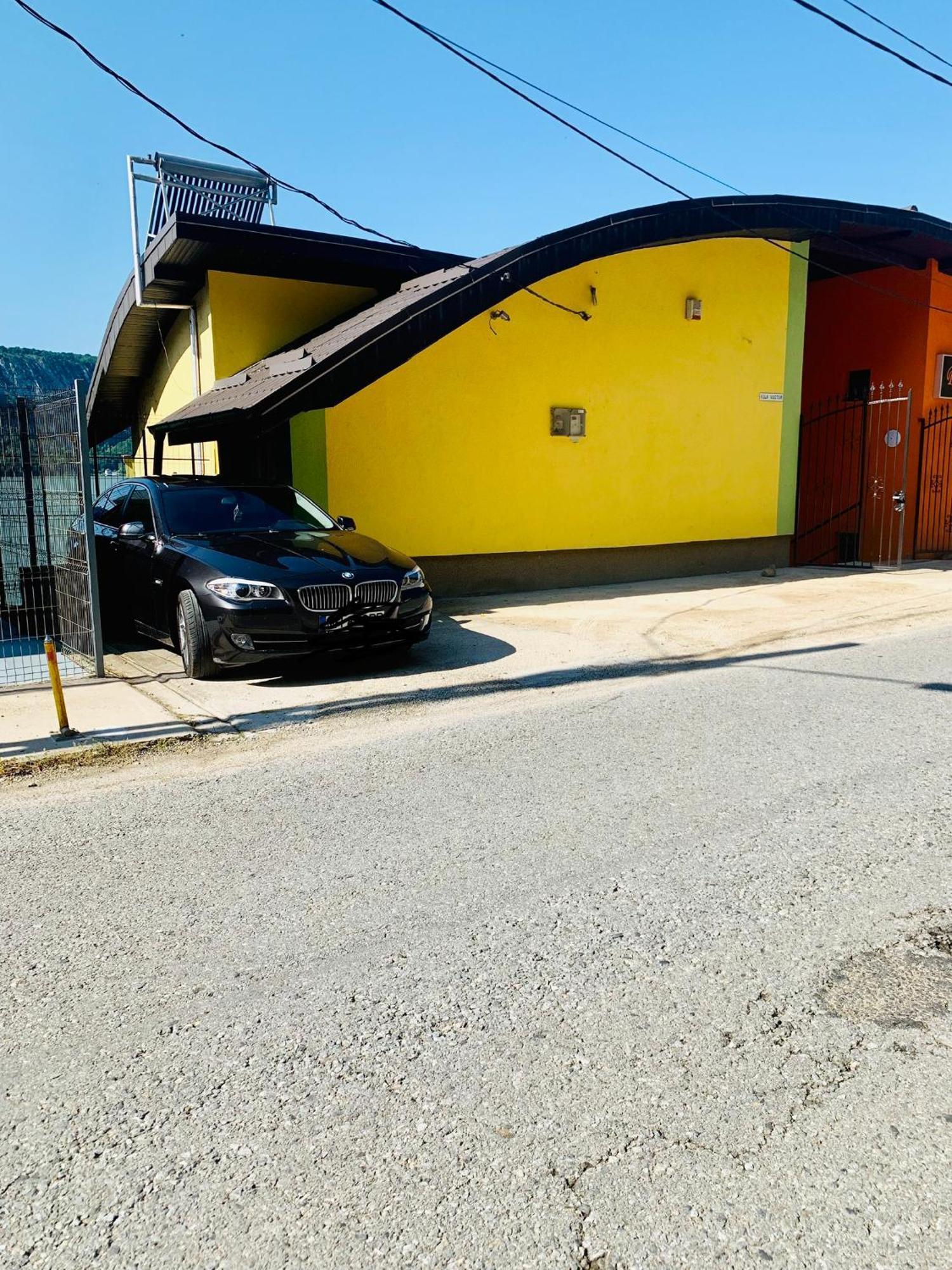 Vila Victor Dubova Luaran gambar